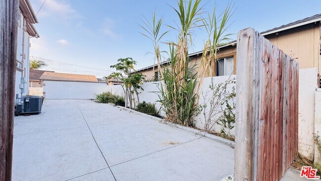 Foto del edificio - 4239 W Broadway