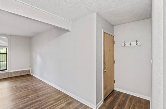 Building Photo - Plaza condo 2 Bed 2 Bath! $1500.00
