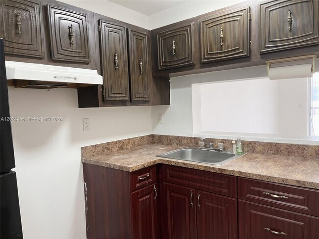 Foto del edificio - 484 NW 165th St