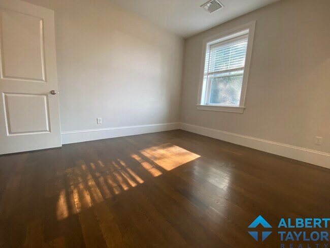 Foto del edificio - 2044 Beacon St
