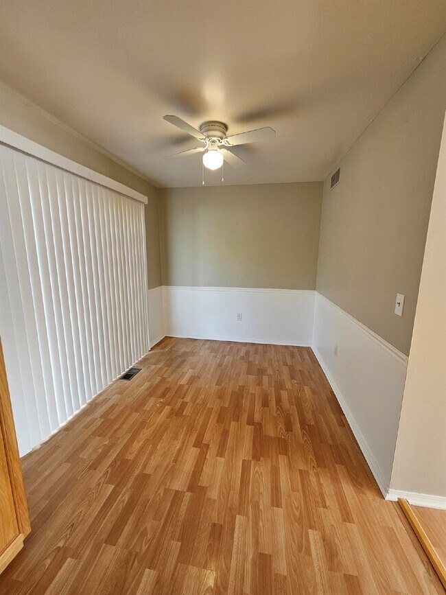 Foto del edificio - 3 Bedroom Ranch, 2 Full Bathrooms, 2 Car Garage. Large Master Bedroom, Living Room, Family Room, ...