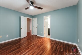 Building Photo - 180 Oak Dr
