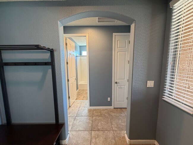 Foto del edificio - 4 Bedroom Single Story Home Available Near Golf Course Rd & Southern Blvd!