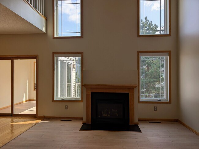 Foto del edificio - 594 Sutherland Dr