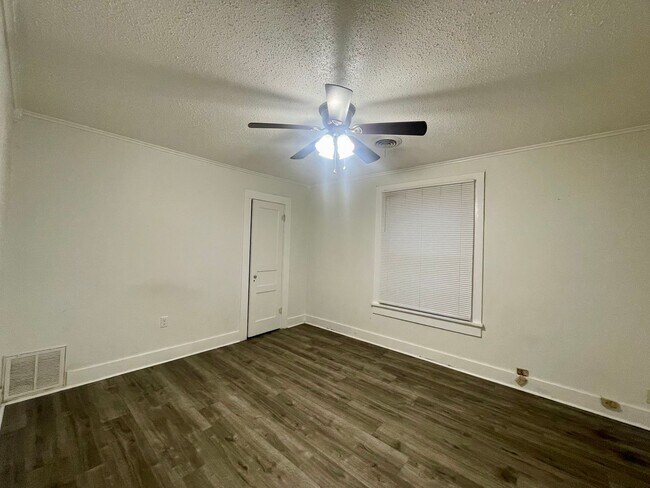 Building Photo - 503 1st St