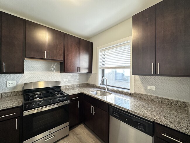 Foto del edificio - 722 W Brompton Ave