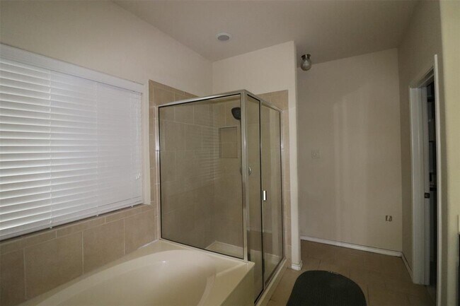 Building Photo - 652 Alexander St