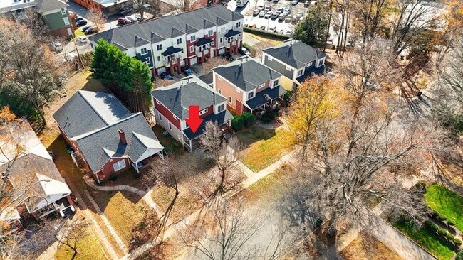 Building Photo - 2 Bed, 2.5 Bath Townhome located in the he...