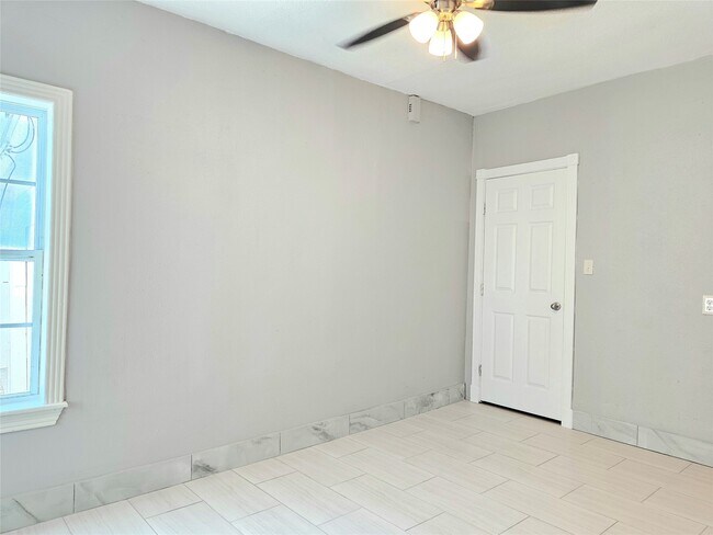 Foto del edificio - 532 Bayshore Dr