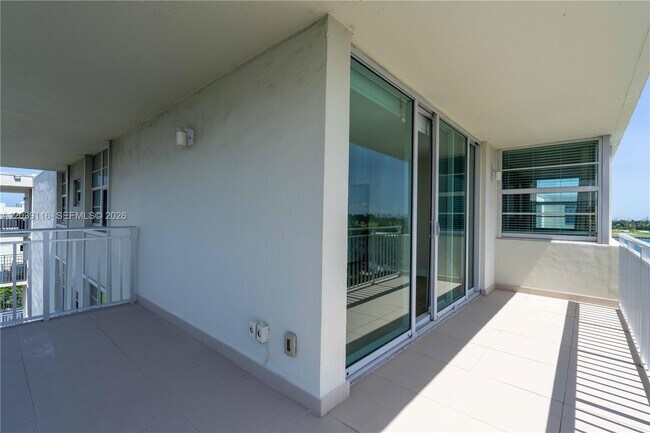 Building Photo - 9500 W Bay Harbor Dr