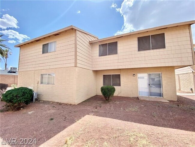 Foto del edificio - 5246 Golden Ln