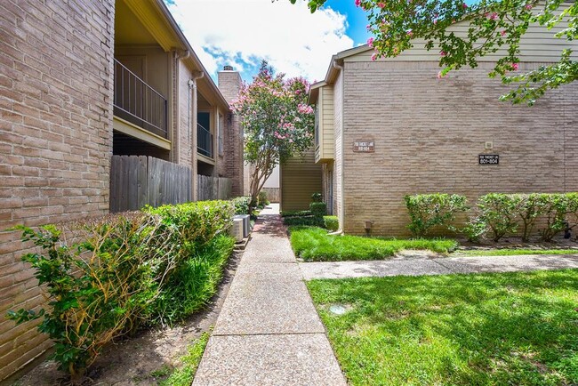 Building Photo - 700 Thicket Ln