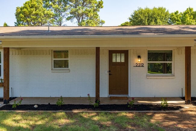 Building Photo - 2212 Ridge Ln