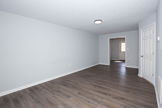 Building Photo - 2 Bed, 1.5 Bath Townhome in Inwood, WV