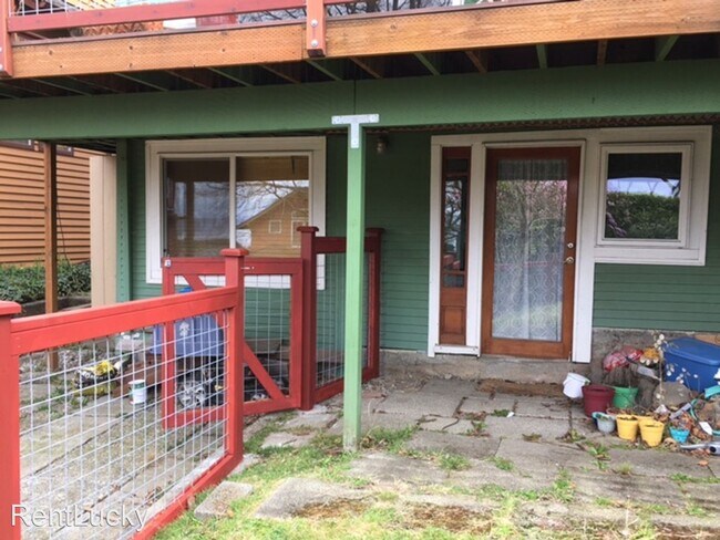 Building Photo - 7563 California Ave SW