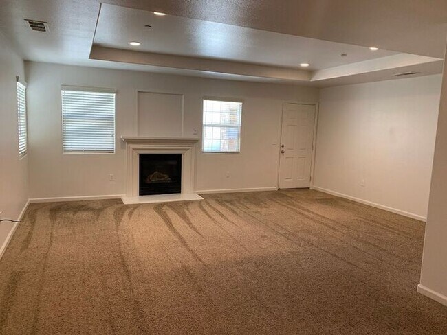 Building Photo - Lovely NW Visalia condo available! Section 8!