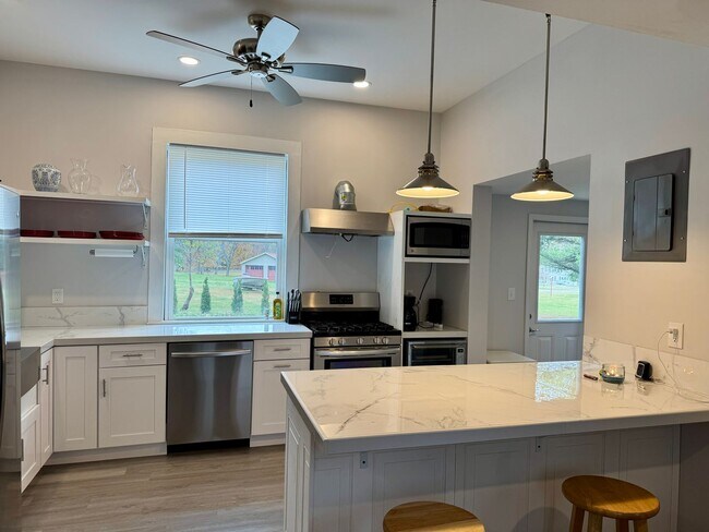 Building Photo - Charming Home in Pembroke with Yard & Storage