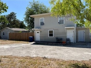 Building Photo - 902 W Lakeside Dr