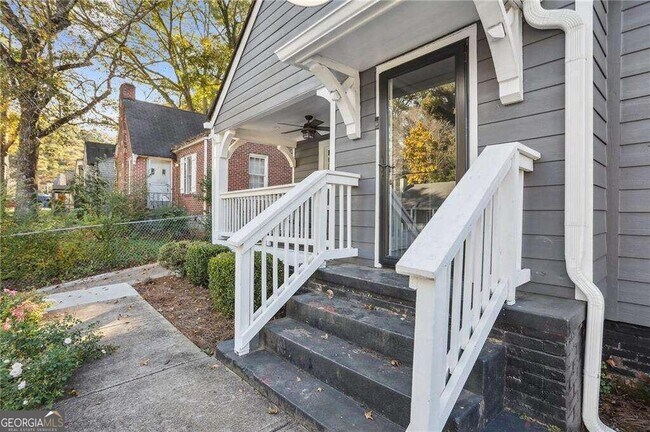 Foto del edificio - 1764 Alvarado Terrace SW