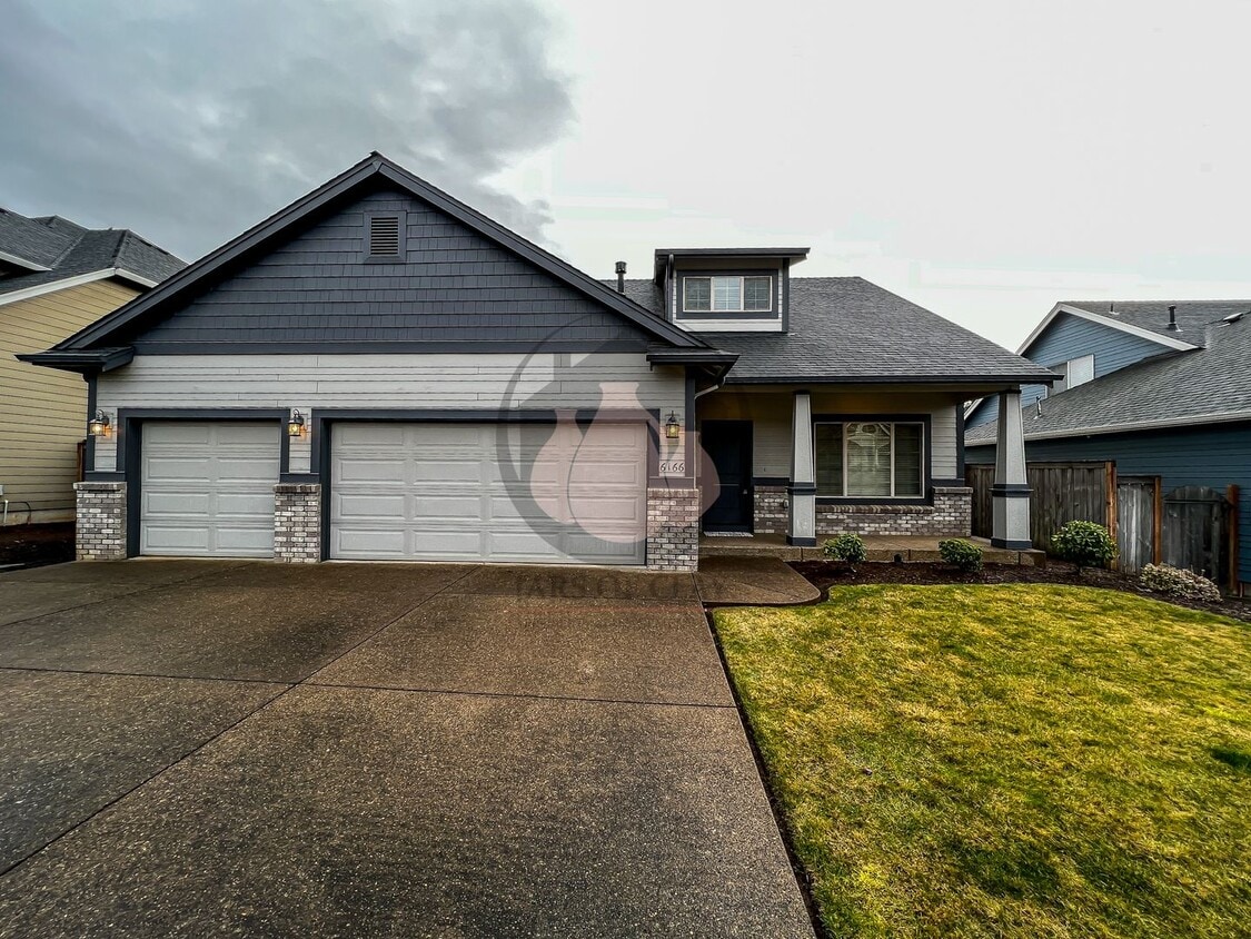 Primary Photo - Beautiful Home Next Creekside Golf Club