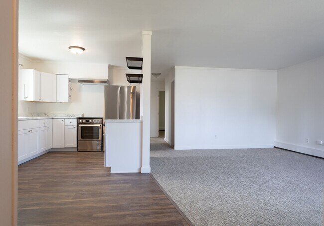 Foto del edificio - Diamond in the rough! Newly renovated interior - 5 Bed 2 Bath!