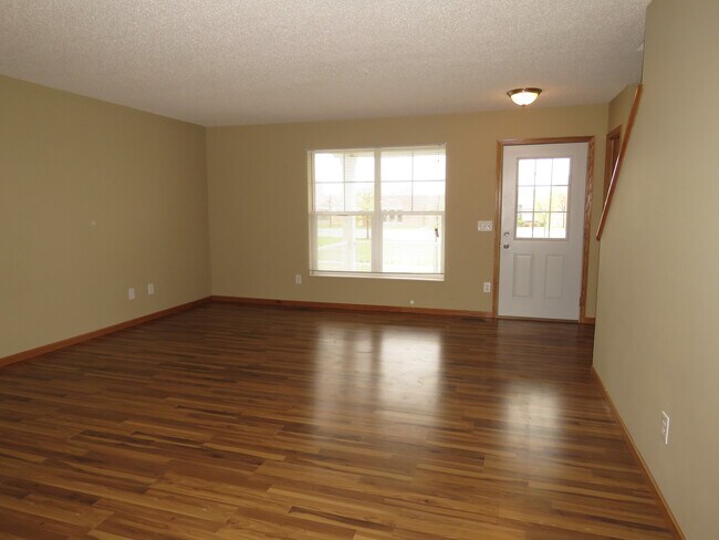 Foto del edificio - 3bd 2ba 2car garage town home $2295/mo+ ut...