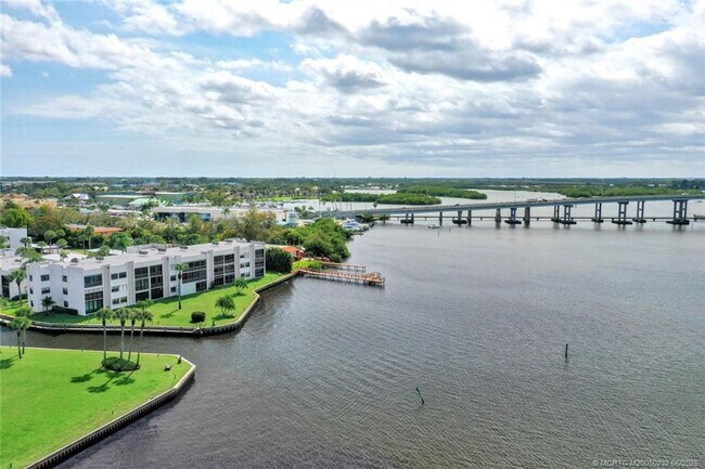 Foto del edificio - 1950 SW Palm City Rd