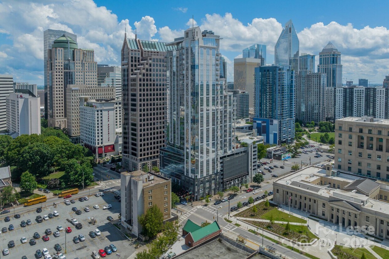 Foto principal - 333 W Trade St