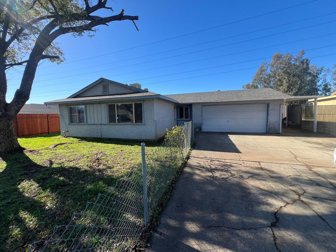 Foto principal - Oroville-3 bedroom 1 bath home, garage, yard.