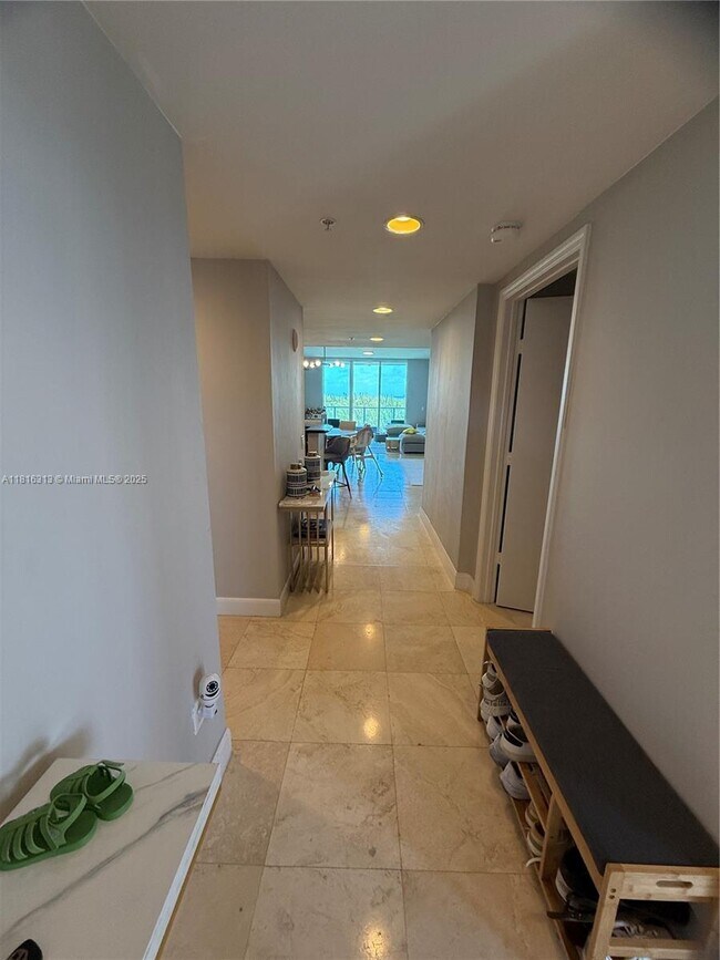 Foto del edificio - 15051 Royal Oaks Ln