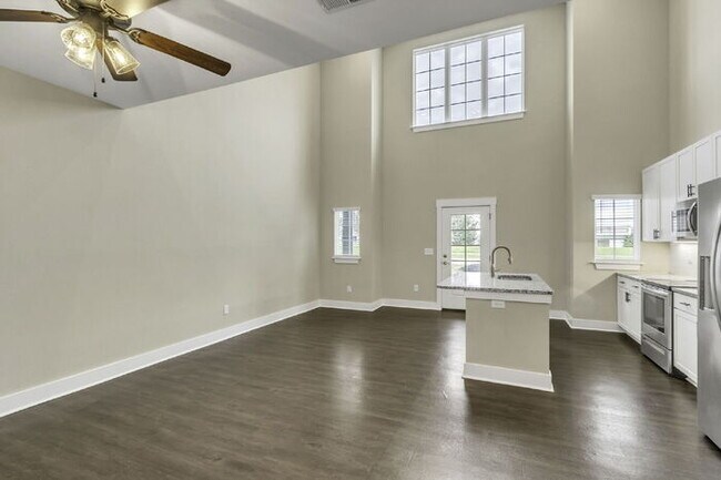 Building Photo - Modern 2-Bed, 2.5-Bath Townhouse with Small Loft in Travelers Rest
