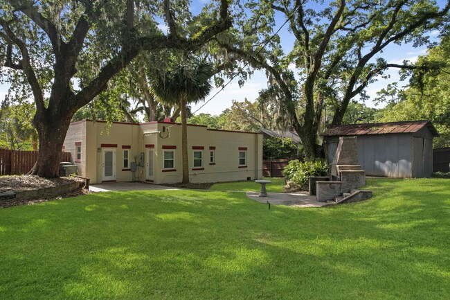 Foto del edificio - 1647 Lake Ella Dr