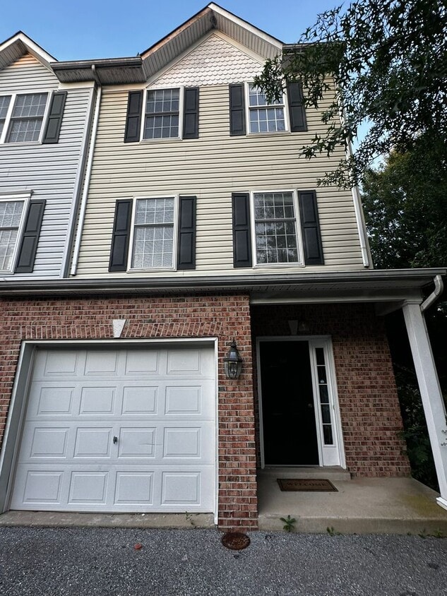 Spacious, Large, Luxury 3 Bedroom End - Unit Townhouse in Hockessin, Delaware - Spacious, Large, Luxury 3 Bedroom End - Unit Townhouse in Hockessin, Delaware