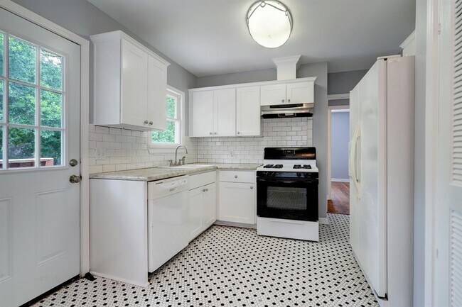 Building Photo - 5625 Truett St