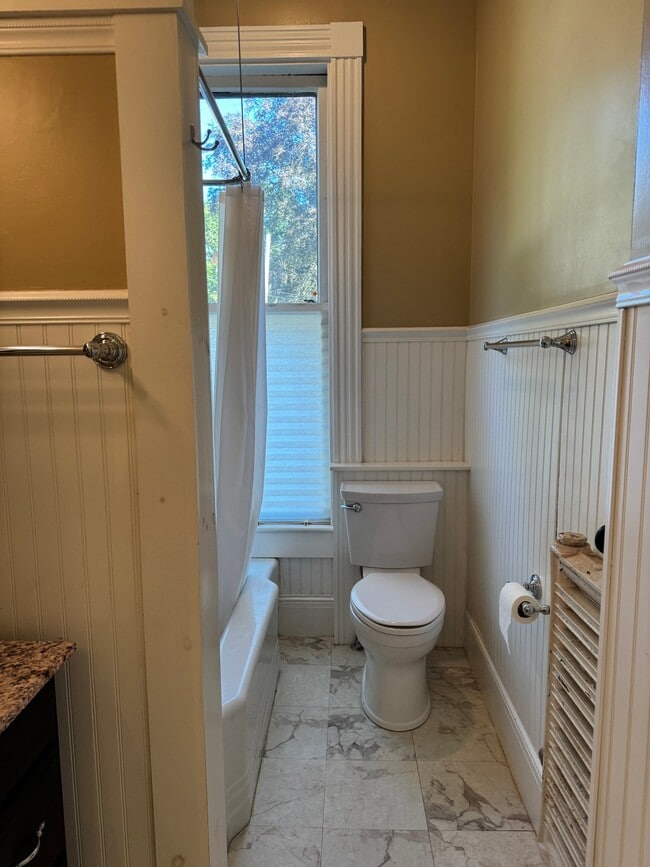 Building Photo - 1094 Woodbury Ave