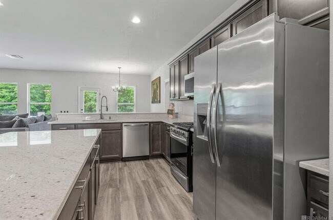 Foto del edificio - Modern 3 Bedroom Home with Private Backyard Views in Forestwood