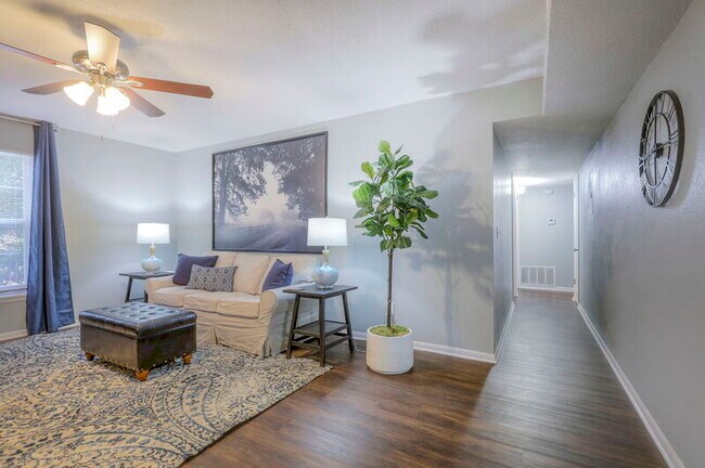 Foto del edificio - 8327 Lowell Ave