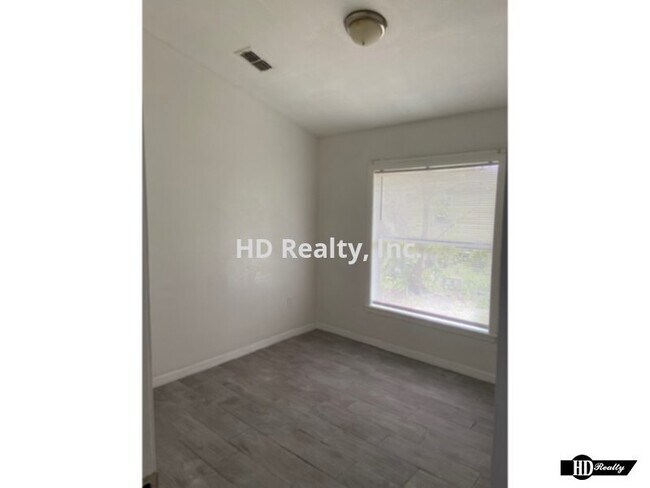 Building Photo - Recently updated Nice and Clean 3/2 with 1...