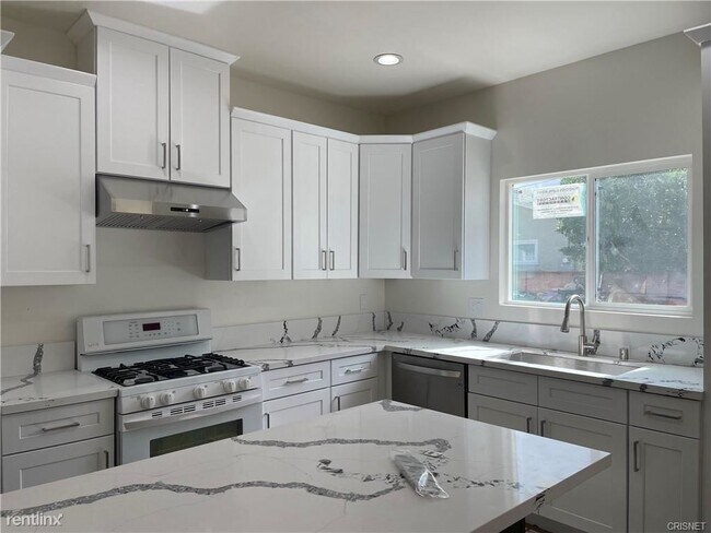 Foto del edificio - 3 br, 2 bath Duplex - 10443 Montgomery Avenue