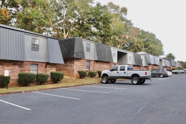 Building Photo - 300 Apache Dr