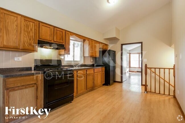 Building Photo - 2108 N Linden Ave