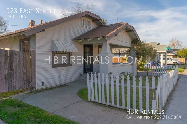 Building Photo - Historic Downtown Tracy - 2 bedroom Rental...