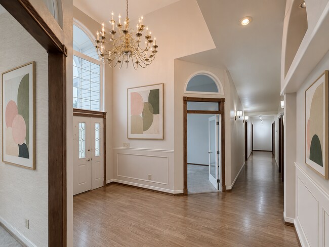 Foto del edificio - Move in ready 1 level home with an ENORMOUS garage!