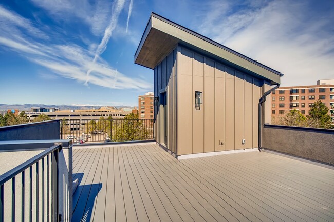 Foto del edificio - Corona Townhomes