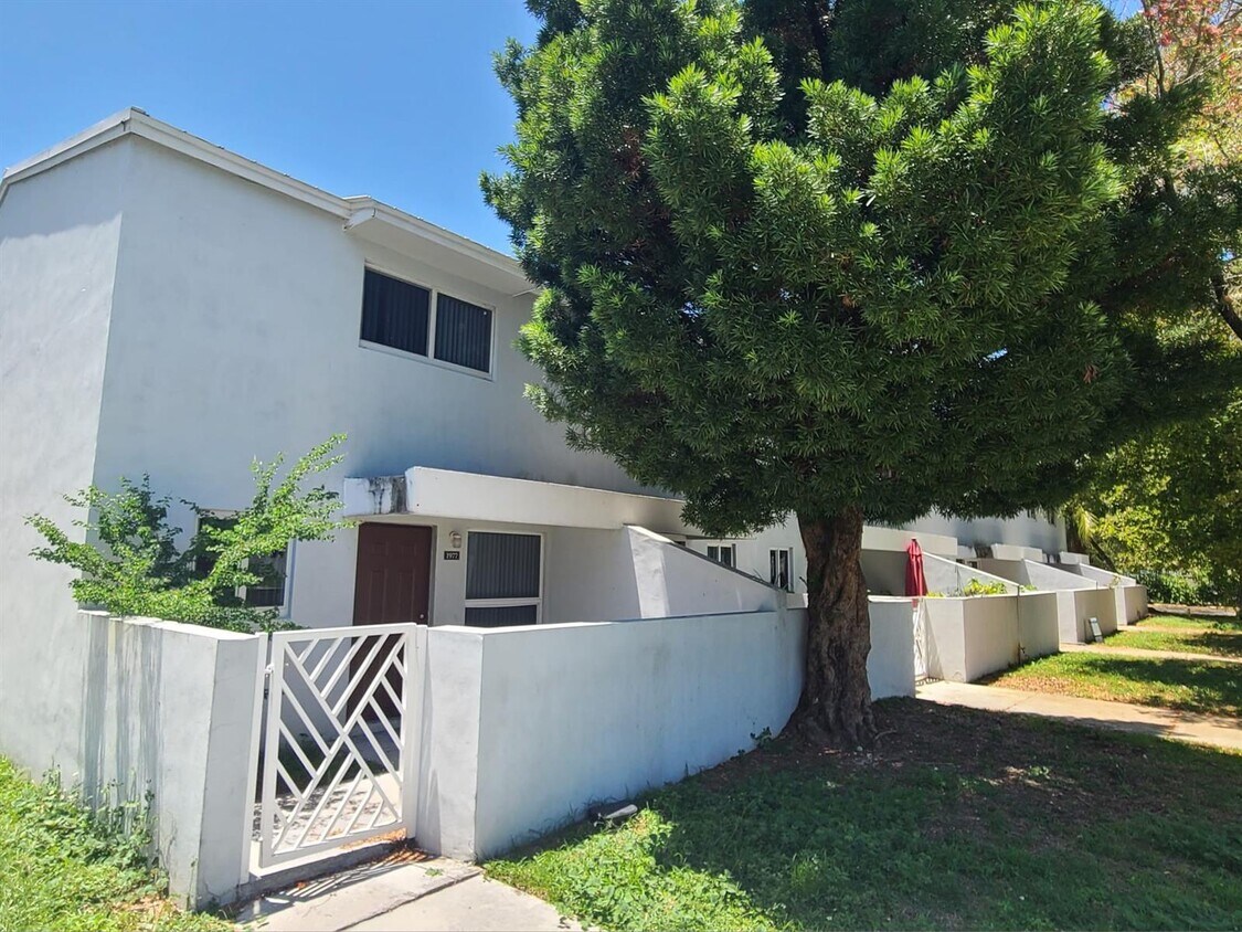 Foto principal - 1977 NW 5th Pl