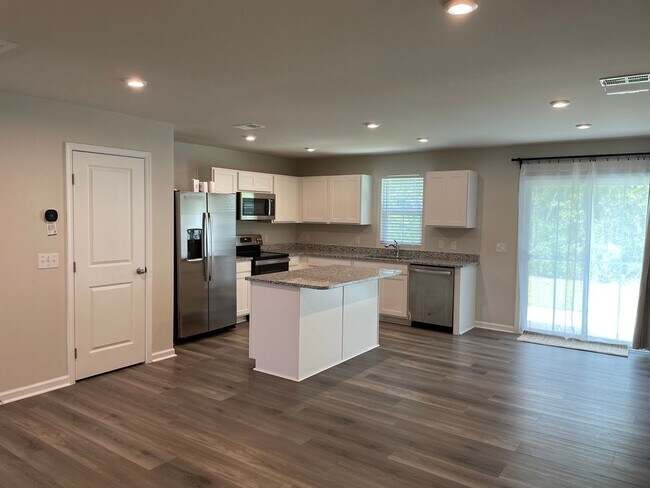 Foto del edificio - 3 Bedroom 2.5 Bathroom Town House in Middl...