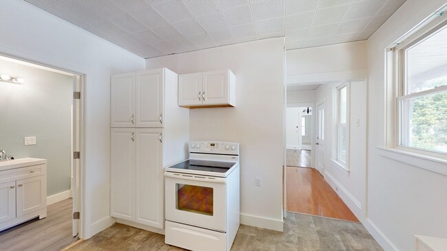 Building Photo - 10 Barrows St