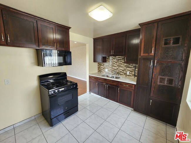 Foto del edificio - 1533 W 80th St