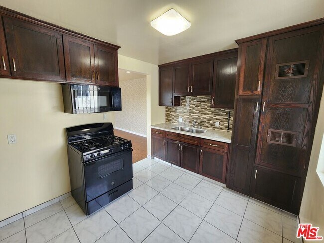 Building Photo - 1533 W 80th St