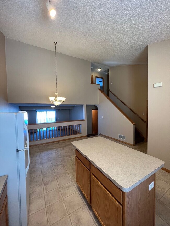 Building Photo - End Unit Townhouse available January 1, Va...